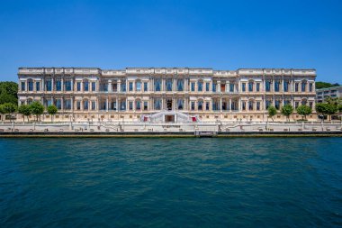 İstanbul, Türkiye - Temmuz 07, 2015: İstanbul, Türkiye 'deki Golden Horn körfezi üzerindeki güzel saray oteli ve deniz suyu