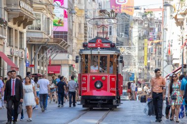 İstanbul, Türkiye - 7 Temmuz 2014: İstanbul, Türkiye 'nin merkezinde bulunan istiklal Bulvarı' nda bulunan Taksim Tüneli Nostalji Tramvayı durağan sokak boyunca yürüyor