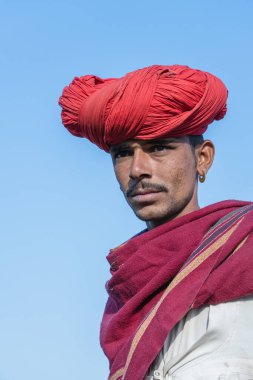 Pushkar, Hindistan - 14 Kasım 2018: Hindistan 'ın kutsal şehri Pushkar, Rajasthan yakınlarındaki Pushkar Camel Mela sırasında çölde yaşayan Hintli adam. Bu fuar dünyanın en büyük deve ticaret fuarı.