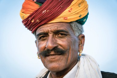 Pushkar, Hindistan - 14 Kasım 2018: Hindistan 'ın kutsal şehri Pushkar, Rajasthan yakınlarındaki Pushkar Camel Mela sırasında çölde yaşayan Hintli adam. Bu fuar dünyanın en büyük deve ticaret fuarı.