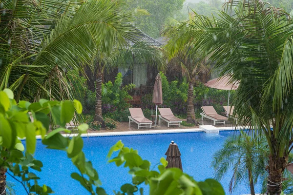 Lluvia Tropical Verano Cayendo Grandes Gotas Lluvia Cayendo Piscina Cerca —  Fotos de Stock