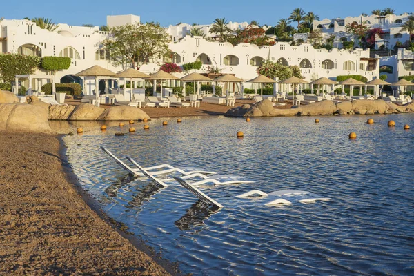 Bâtiments Chaises Longues Palmiers Dans Calme Eau Mer Rouge Sur — Photo