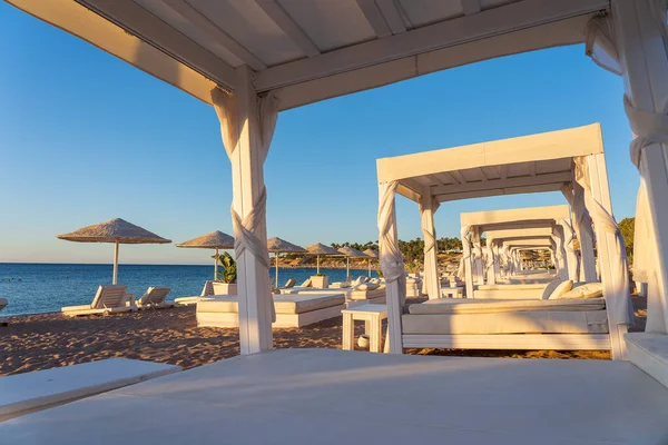 Canopy Sol Branco Com Colchão Praia Areia Luxo Resort Tropical — Fotografia de Stock