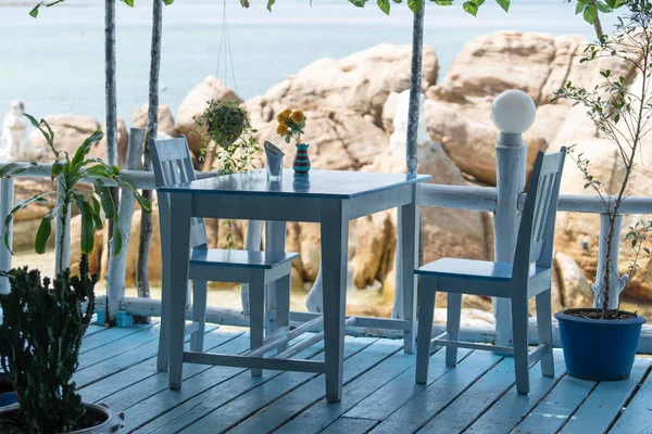 Mesa Madeira Cadeiras Café Praia Tropical Perto Água Mar Azul — Fotografia de Stock