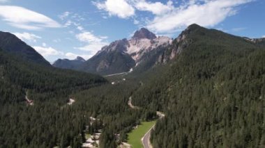 Dolomitler, İtalya 'daki yeşil dağların havadan görünüşü, seyahat ve doğa kavramı