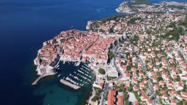 Hırvatistan 'ın eski Dubrovnik kasabası, mavi deniz ve dağlarının hava manzarası. Adriyatik Denizi 'nin Dalmaçya kıyıları, Avrupa. Seyahat ve doğa kavramı