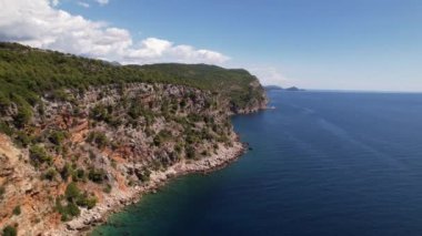 Pasjaca uçurumu ve plajı, mavi deniz ve dağları, Hırvatistan 'ın Dubrovnik kasabası yakınlarındaki hava manzarası. Adriyatik Denizi 'nin Dalmaçya kıyıları, Avrupa. Seyahat ve doğa kavramı