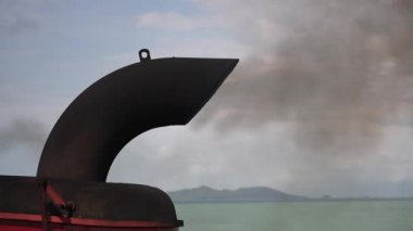 Arka planda feribot bacasından siyah duman, Tayland 'a yakın. Feribot ya da yolcu gemisi bacası, bacalar atmosferi kirletir. Hava kirliliği ve ekoloji kavramı. Yavaş çekim 