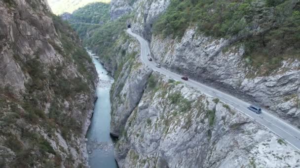 Luchtfoto Van Tara Rivier Canyon Grote Bergen Weg Met Auto — Stockvideo