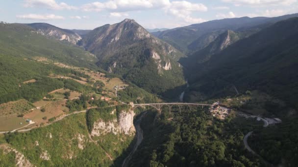 Vista Aérea Del Cañón Del Río Tara Montañas Puente Djurdzhevich — Vídeos de Stock