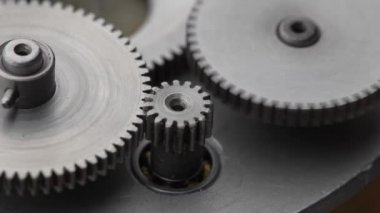 Vitesler mekanik bir cihazda dönüyor. Makine metal dişlileri soyut bir şekilde dönüyor. Çarklı tekerlek mekanizması, kapat, makro