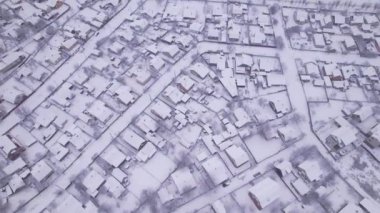 Kış zamanı özel evleri ve bahçeleri olan Ukrayna kar köyünün hava manzarası. Bir İHA 'dan ateş etmek. Ukrayna, Doğu Avrupa