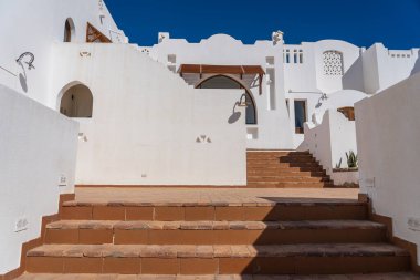 Merdiven detayları ve Mısır 'ın Sharm El Sheikh caddesinde beyaz bir evin duvarı, mimari konsept.