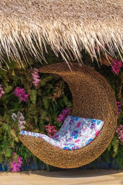 Tayland 'ın Koh Phangan adasında, tropikal bir bahçede salıncaklı rahat bir yer.