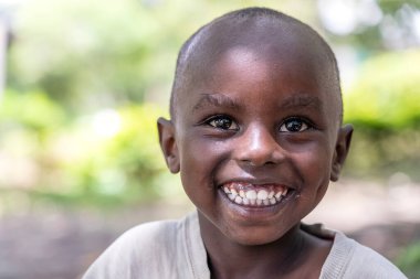 Arusha, Tanzanya - 24 Aralık 2019: Arusha, Tanzanya, Doğu Afrika 'da bir sokakta, bilinmeyen Afrikalı genç mutlu çocuk,