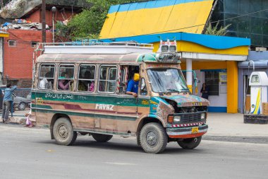 Srinagar, Hindistan - Temmuz 02, 2015: Eski Hint otobüsü ve Srinagar yolu yolcuları, Jammu ve Kashmir, Hindistan