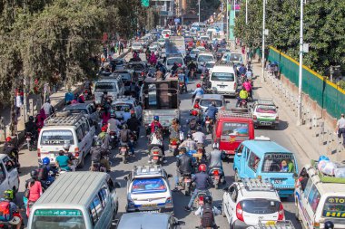 Katmandu, Nepal - 25 Ekim 2016: Katmandu, Nepal 'in merkezinde trafik sıkışıklığı ve hava kirliliği
