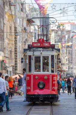 İstanbul, Türkiye - 7 Temmuz 2014: İstanbul, Türkiye 'nin merkezinde bulunan istiklal Bulvarı' nda bulunan Taksim Tüneli Nostalji Tramvayı durağan sokak boyunca yürüyor