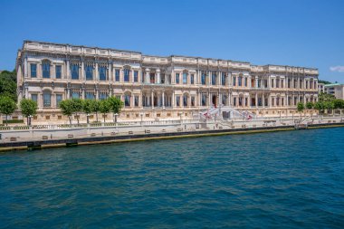 İstanbul, Türkiye - Temmuz 07, 2015: İstanbul, Türkiye 'deki Golden Horn körfezi üzerindeki güzel saray oteli ve deniz suyu