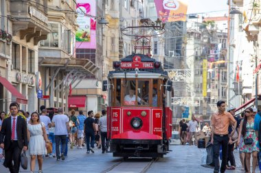 İstanbul, Türkiye - 7 Temmuz 2014: İstanbul, Türkiye 'nin merkezinde bulunan istiklal Bulvarı' nda bulunan Taksim Tüneli Nostalji Tramvayı durağan sokak boyunca yürüyor