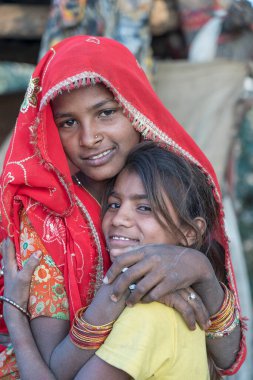 Pushkar, Hindistan - 17 Kasım 2018: Çölde iki Hintli genç kız Thar zamanında Pushkar Camel Mela kutsal şehir Pushkar, Rajasthan, Hindistan, yakın portre