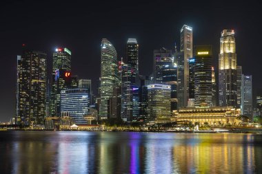 Singapur şehri, Singapur - 26 Şubat 2020: Singapur Skyline ve gece Marina Körfezi 'ndeki gökdelenlerin manzarası. Finans bölgesinin Singapur şehri