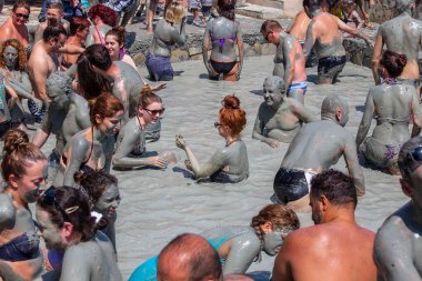 Dalyan, Türkiye - 20 Ağustos 2015: Türkiye 'nin Dalyan kentinde insanlar çamur banyosu yapıyor. Çamur banyosu cilt sağlığı için harikadır.