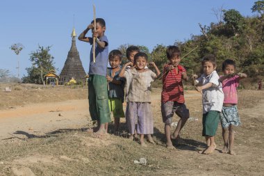 Mrauk-U, Myanmar - 26 Ocak 2016: Mrauk-U, Myanmar 'da fakir ama sağlıklı çocuklar grup portresi