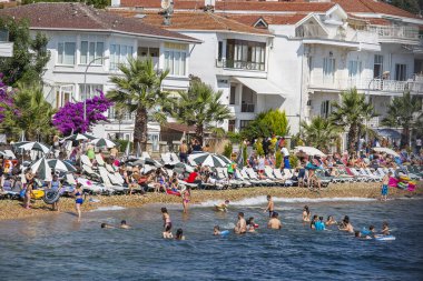 Princes Adaları, Türkiye - 18 Temmuz 2015: İstanbul - Büyükkada feribotu boyunca uzanan feribot görüntüsü. Mimarlık ve turistler deniz kenarındaki sahilde.