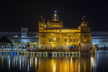 Amritsar, Hindistan - 28 Eylül 2014: Sihler ve Hintliler gece Amritsar 'daki Altın Tapınağı ziyaret ettiler. Sih hacılar bu kutsal yerde dua etmek için Hindistan 'ın her yerinden geliyorlar.