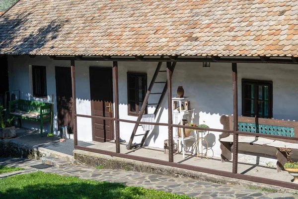 Ancienne Maison Rurale Cour Avec Bancs Escaliers Dans Village Ethnographique — Photo