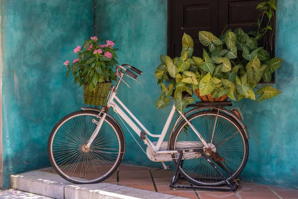 Bicicleta Vintage Blanca Con Cesta Llena Flores Junto Antiguo Edificio — Foto de Stock