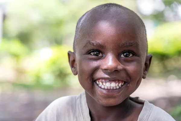 Arusha Tanzânia Dezembro 2019 Desconhecido Menino Feliz Africano Uma Rua — Fotografia de Stock