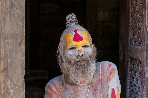 尼泊尔加德满都 2016年8月25日 年长者Sadhu Guru男子在尼泊尔加德满都街头摆姿势拍照 — 图库照片