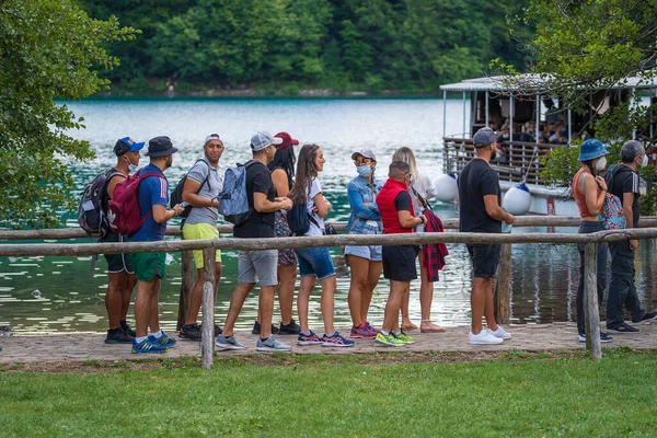 Plitvice Lakes Croacia Agosto 2021 Larga Cola Personas Esperando Que —  Fotos de Stock