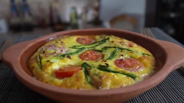 陶瓷碗与蔬菜煎饼 简单的素食 西红柿 胡椒粉 奶酪和绿色大蒜叶放在桌上 健康鸡蛋煎蛋卷 — 图库视频影像