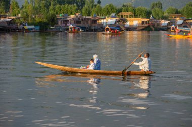 Srinagar, Hindistan - Temmuz 02, 2015: Dal Gölü 'nde yaşam tarzı, Hindistan' ın Srinagar, Jammu ve Kashmir eyaletlerinde küçük bir taşımacılık teknesi olan Shikara 'yı kullanıyor.