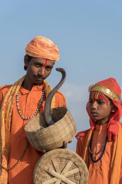 Pushkar, Hindistan - 14 Kasım 2018: Hindu sadhu kutsal adamları ve yılan kobrası çölde Thar zamanında Pushkar Camel Mela kutsal şehir Pushkar, Rajasthan, Hindistan, yakın portre