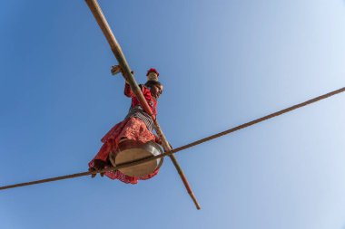 Pushkar, Hindistan - 16 Kasım 2018: Hintli kız dengesi, Pushkar Camel Mela 'nın kutsal şehir Pushkar, Rajasthan, Hindistan yakınlarındaki gösterisini zamanında gerçekleştirdi
