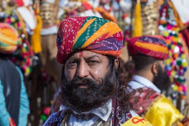 Jaisalmer, Hindistan - 08 Şubat 2017: Geleneksel Rajasthani kıyafeti giyen Hintli adam Jaisalmer, Rajasthan 'da Çöl Festivali' nin bir parçası olarak Bay Çöl Yarışmasına katıldı. Kapat.