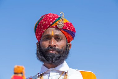 Jaisalmer, Hindistan - 08 Şubat 2017: Geleneksel Rajasthani kıyafeti giyen Hintli adam Jaisalmer, Rajasthan 'da Çöl Festivali' nin bir parçası olarak Bay Çöl Yarışmasına katıldı. Kapat.