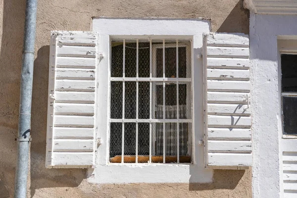 Окно Белыми Деревянными Ставнями Старой Лепнине Копировальное Пространство Европа Крупным — стоковое фото