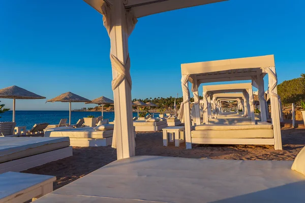 Weißes Sonnensegel Mit Matratze Luxuriösen Sandstrand Einem Tropischen Badeort Der — Stockfoto