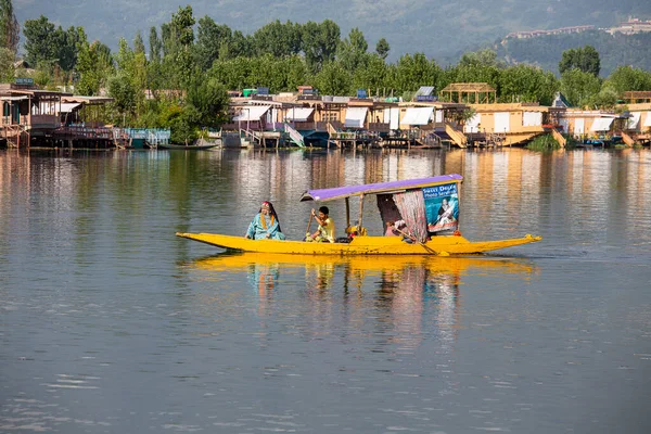 インド スリナガル 2015年7月2日 インド ジャム州 カシミール州 スリナガル湖での交通手段として 地元の人々がシカラという小型ボートを利用している — ストック写真