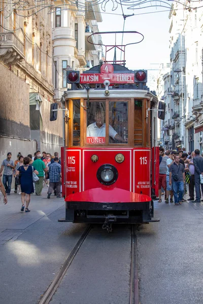 Estambul Turquía Julio 2014 Taksim Tunel Nostalgia Tranvía Bordea Calle — Foto de Stock