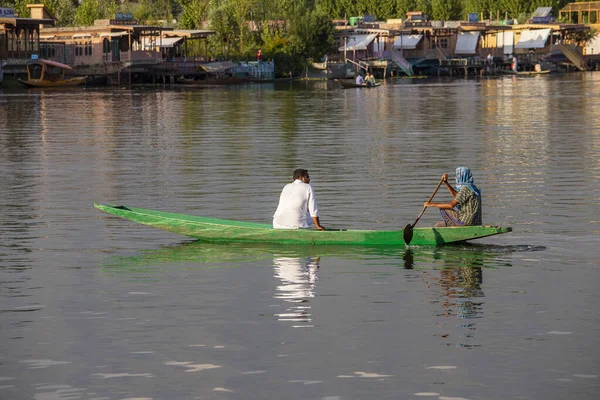 인도의 나가르 2015 주민들이살 호수에서 사용하는 인도의 스리나가르 호수에서 운송용으로 — 스톡 사진