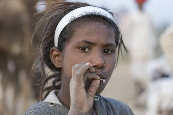 Pushkar Indie Listopada 2018 Indyjska Młoda Dziewczyna Paląca Papierosa Pustyni — Zdjęcie stockowe