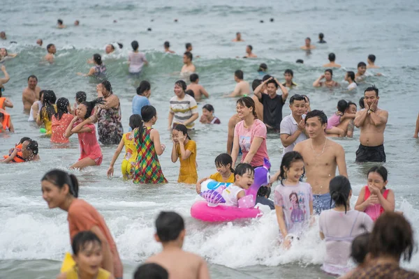 Danang Vietnam Junio 2020 Las Familias Vietnamitas Relajan Playa Nadan — Foto de Stock