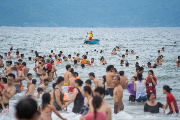 ベトナムのダナン 2020年6月14日 ベトナムの家族はビーチでリラックスして ベトナムのダナンで仕事をした後の夜に海で泳ぐ 地元の人々はビーチでリラックス — ストック写真