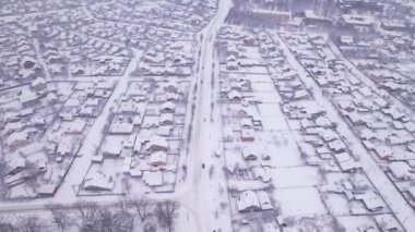 Kış zamanı özel evleri ve bahçeleri olan Ukrayna kar köyünün hava manzarası. Bir İHA 'dan ateş etmek. Ukrayna, Doğu Avrupa